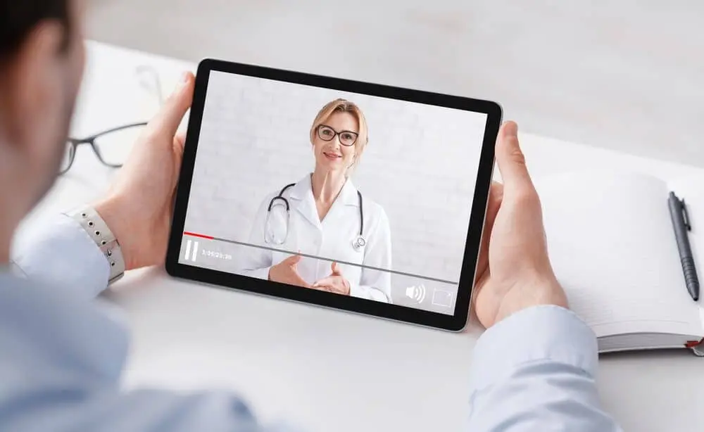 یک پزشک در حال بررسی نتایج آزمایشات پزشکی در یک آزمایشگاه مدرن