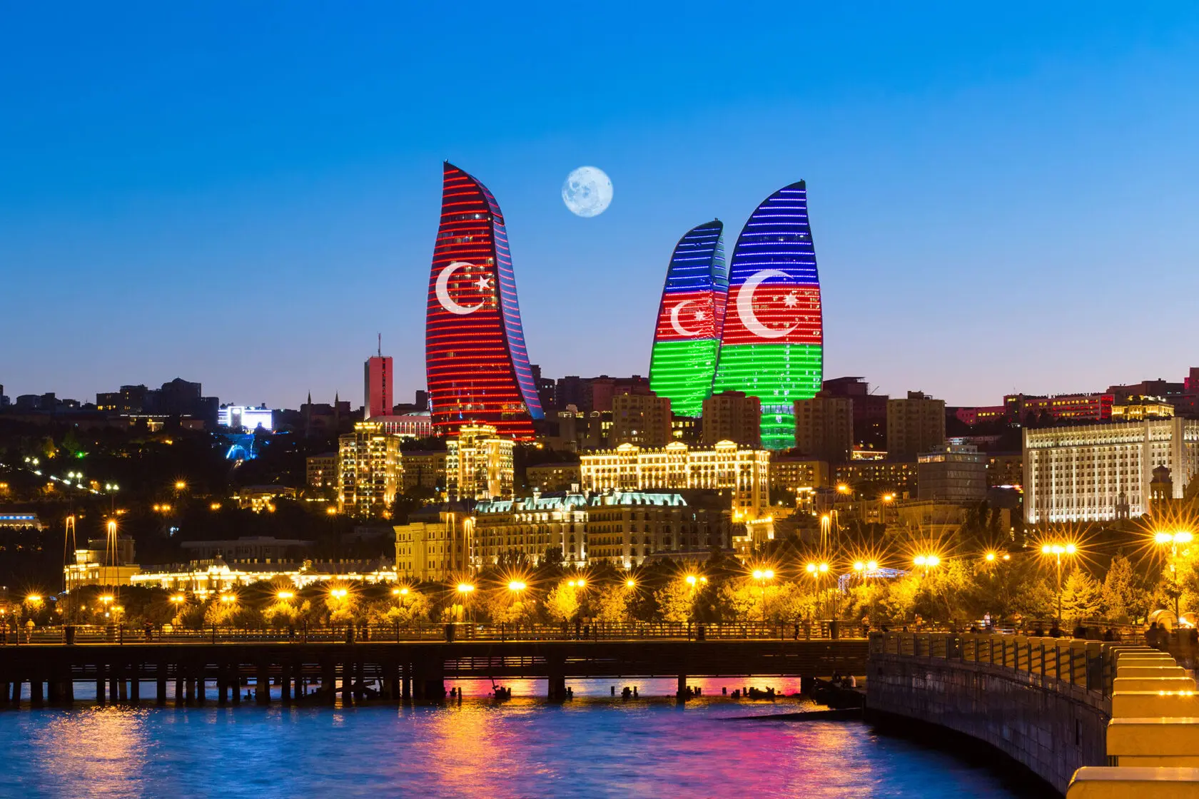 منظره کوهستانی اطراف باکو با طبیعت سبز و آسمان صاف