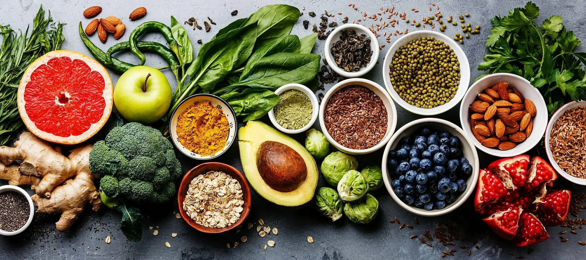 یک فرد در حال مصرف آب و انجام فعالیت بدنی
