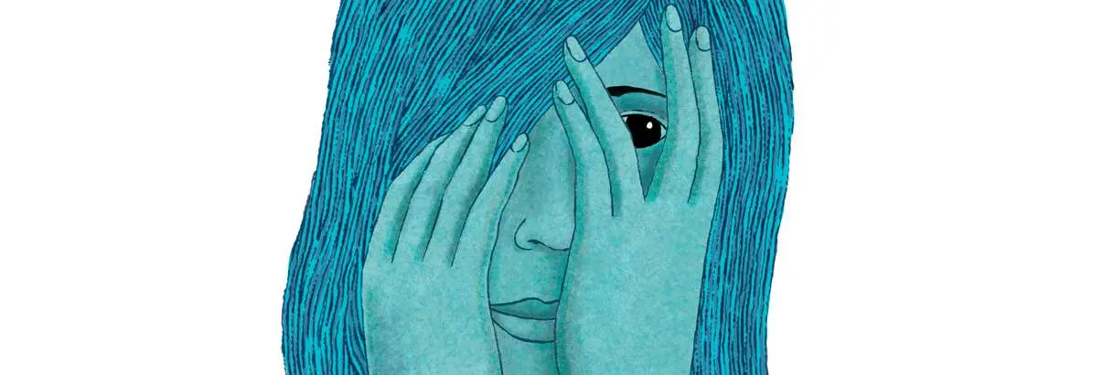 یک فرد در حال قدم زدن در پارک با لبخندی آرام