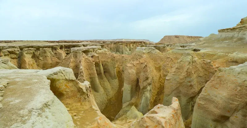 منظره شبانه دشت ستاره‌ها با نور ستارگان و بیابان
