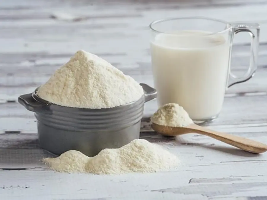 نمونهای از کود محلول در آب در حال استفاده برای آبیاری گیاهان