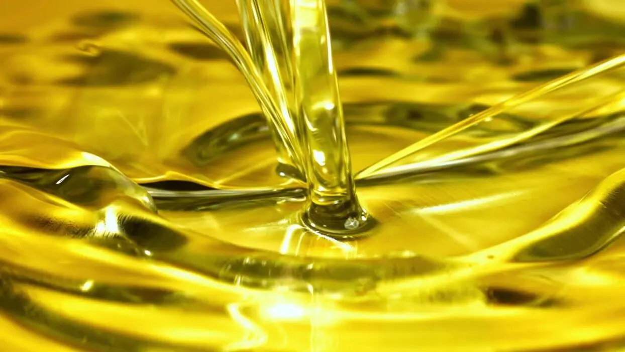 روغن موتور در حال ریختن که نشان‌دهنده مصرف یا نشتی است