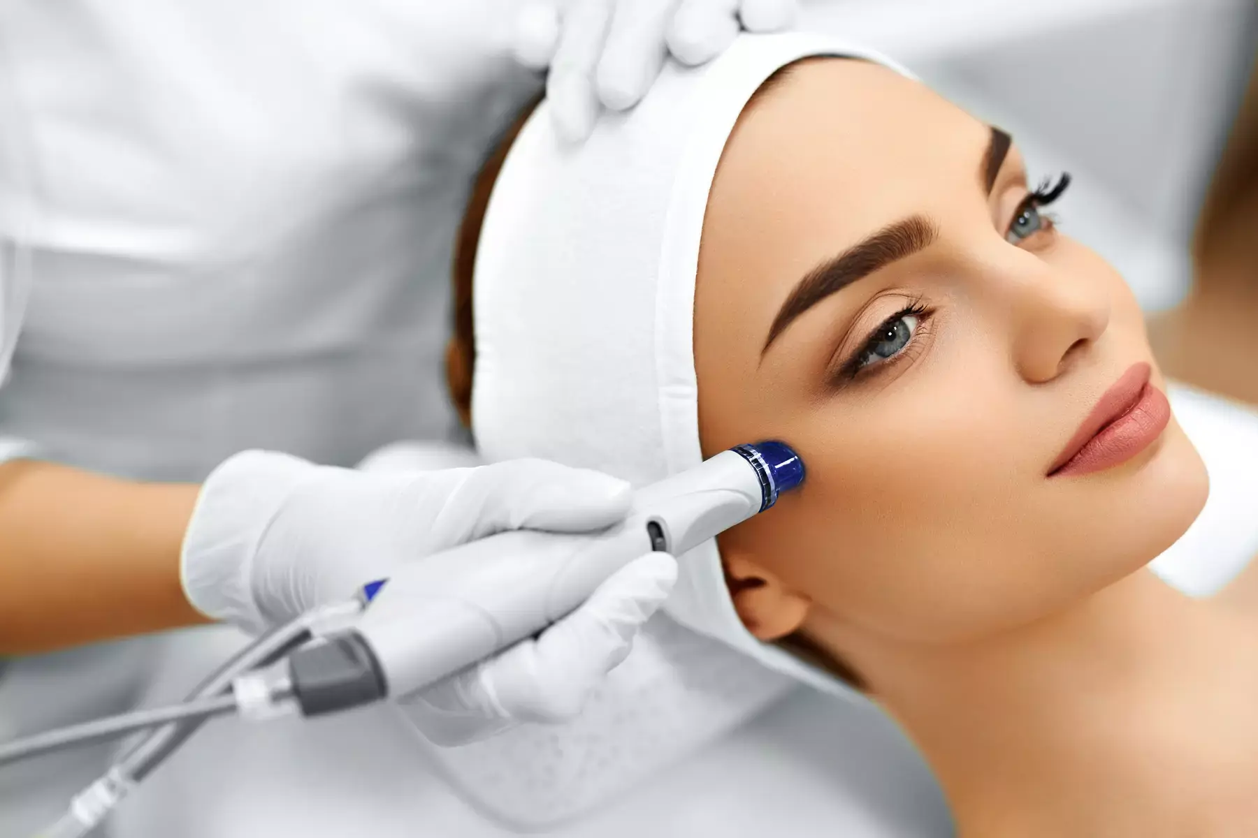جزئیات دکوراتیو مانند عکس‌های هنری و نورپردازی زیبا در کلینیک زیبایی