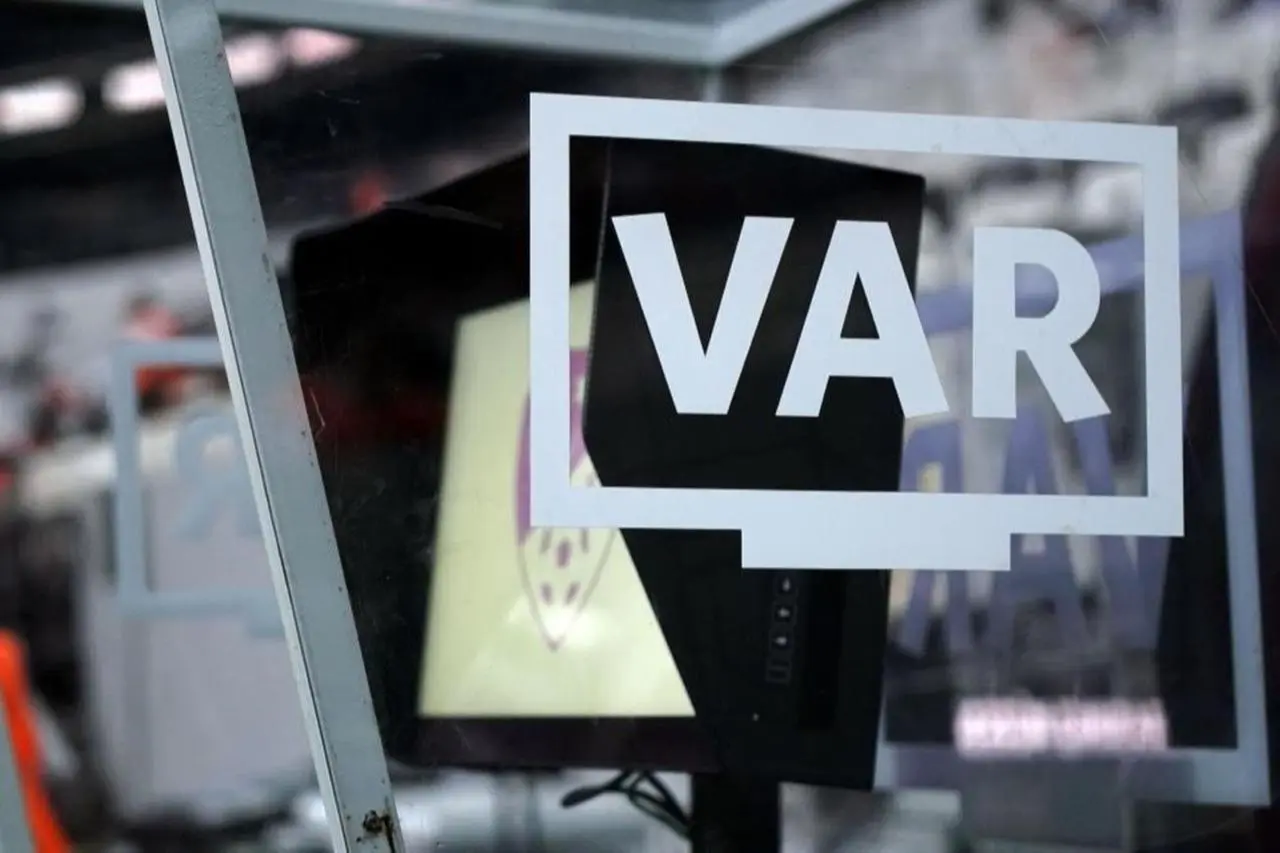 اتاق کنترل VAR در یک ورزشگاه فوتبال
