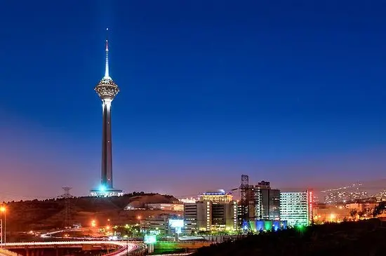 منظره شبانه برج میلاد با نورپردازی خاص