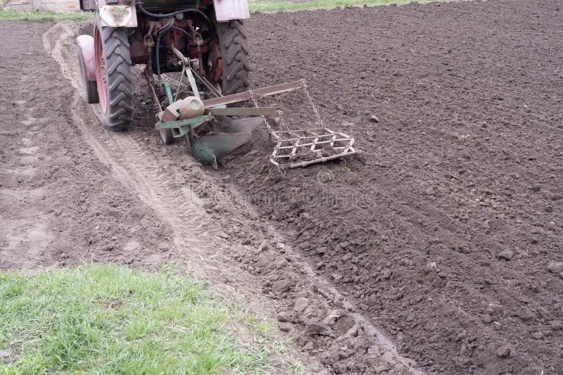 ابزار شخم‌زن مکانیکی متصل به تراکتور برای آماده‌سازی خاک