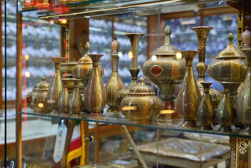بازار سنتی اصفهان با فروشگاه‌های متنوع سوغات و صنایع دستی