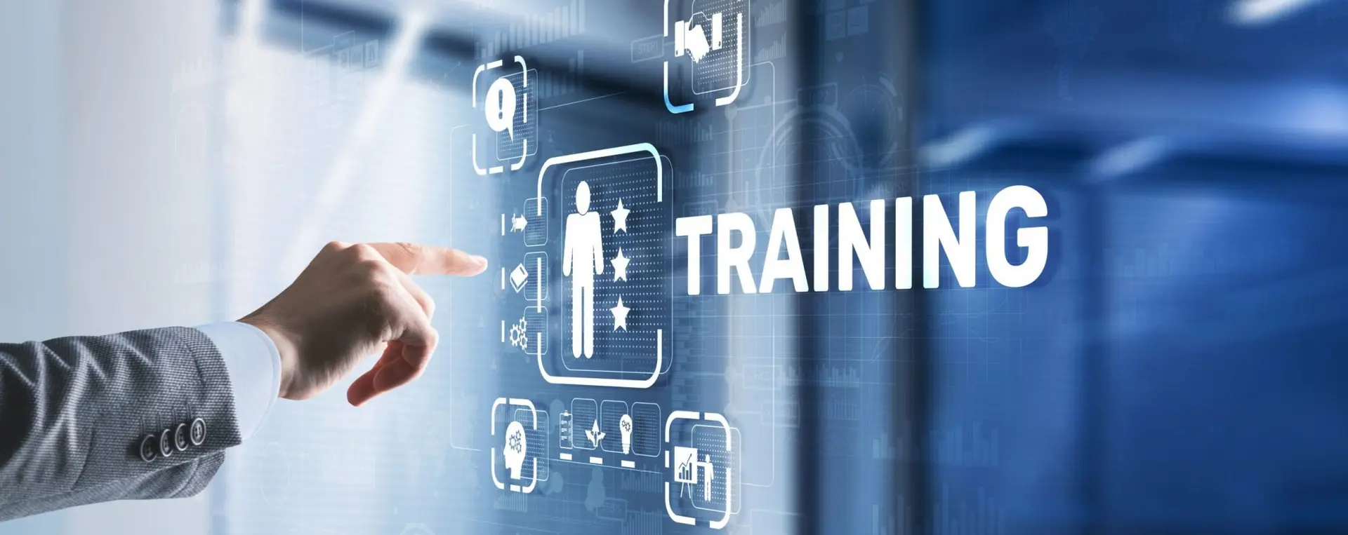یک فرد در حال انتخاب دوره آموزشی از طریق صفحه نمایش تچ اسکرین