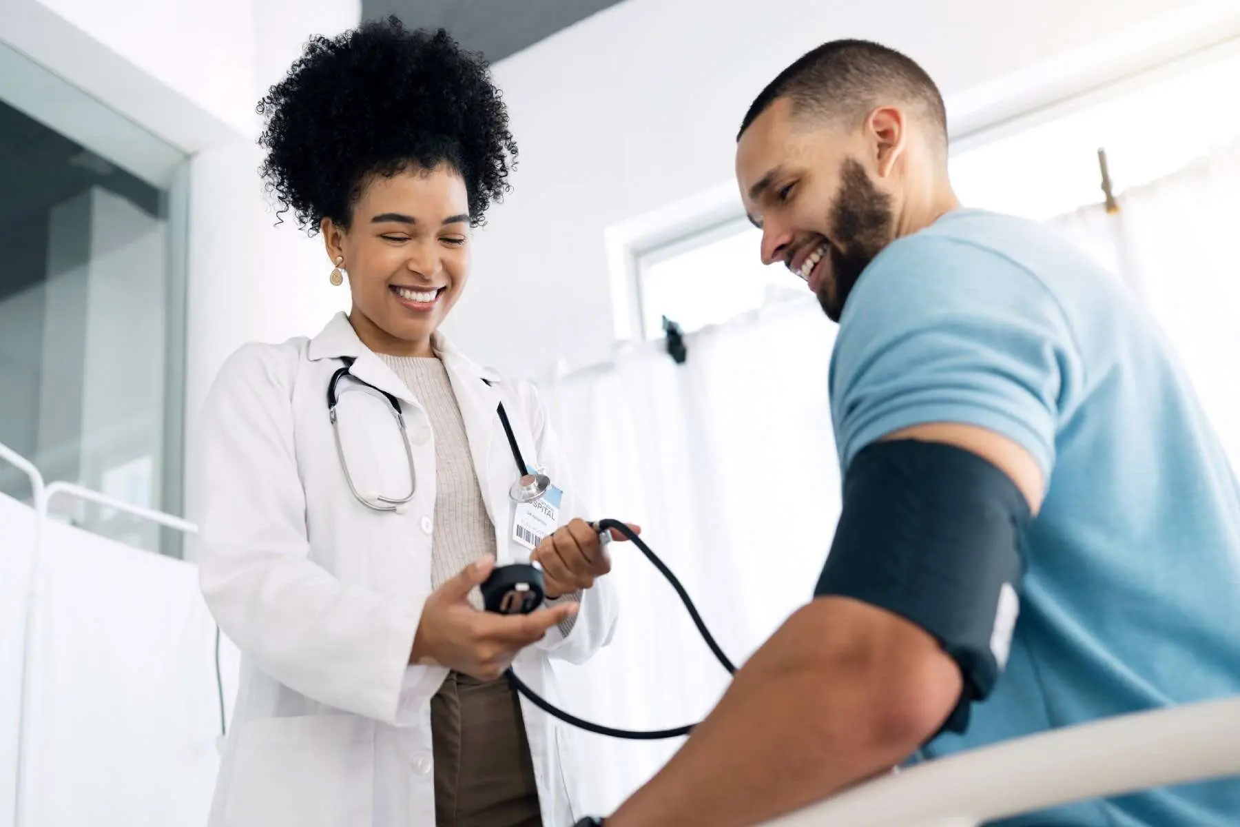 پزشک در حین بررسی نتایج آزمایشات در آزمایشگاه