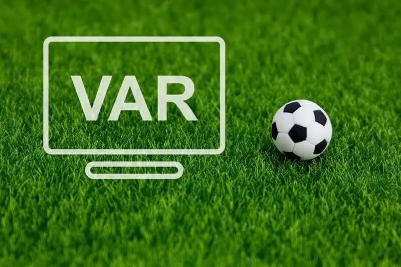 VAR چیست و چگونه تصمیمات داوری فوتبال را تغییر داده است؛ یک راهنمای کامل برای تصمیم بهتر