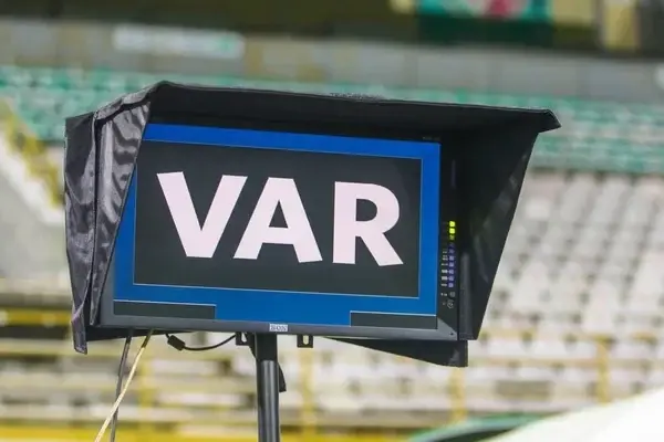 سیستم VAR در ورزشگاه فوتبال