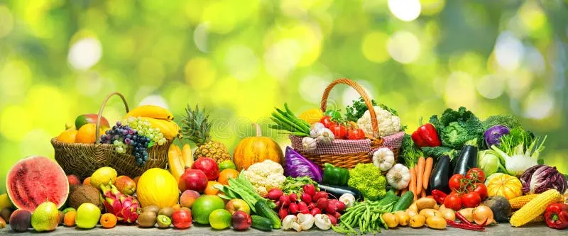 سبزیجات و میوه‌های تازه در یک سبد چوبی