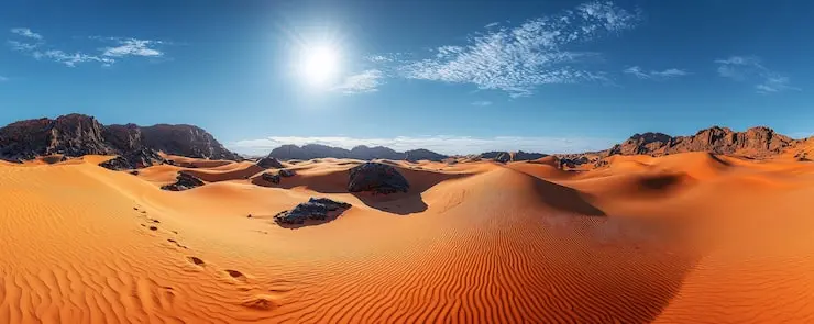 منظره بیابانی کویر مرنجاب با شن و ماسه و آسمان صاف