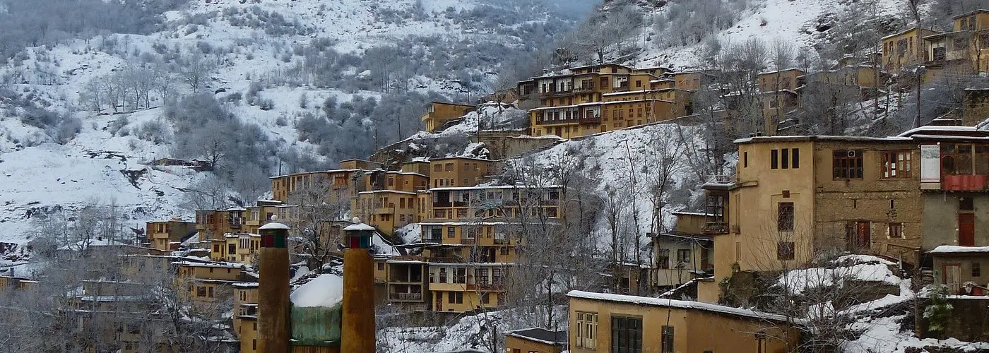 منظره کلی روستای ماسوله با خانه‌های سنگی و طبیعت اطراف