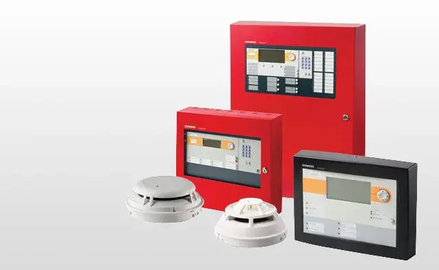 پنل کنترل سیستم اعلام حریق صنعتی در یک محیط کارخانه