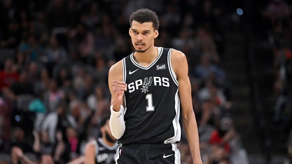 ویکتور ویمبانیاما در حین بازی برای تیم سان آنتونیو اسپرس در لیگ NBA