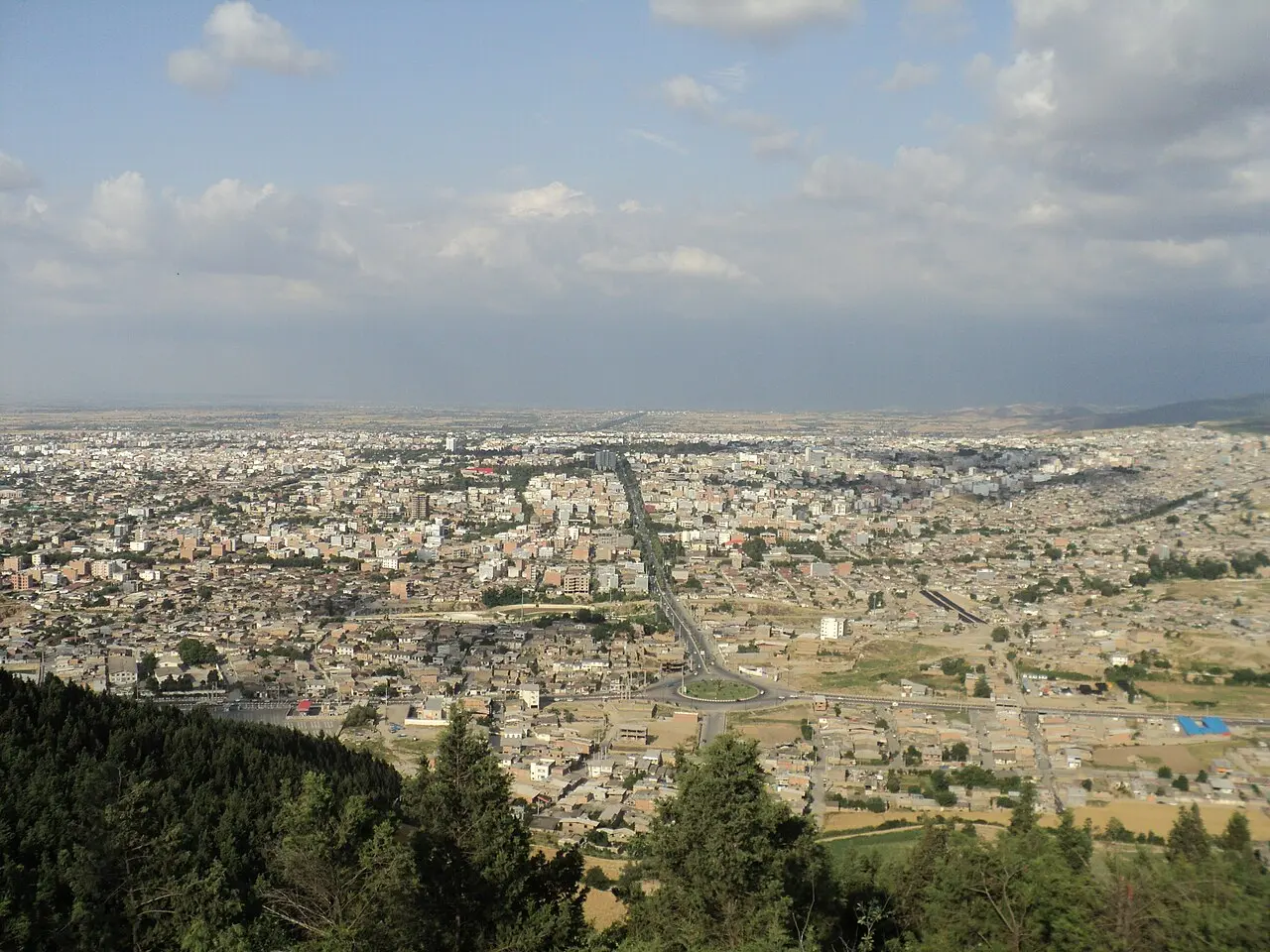 منظره شهری گرگان با معماری سنتی و مدرن